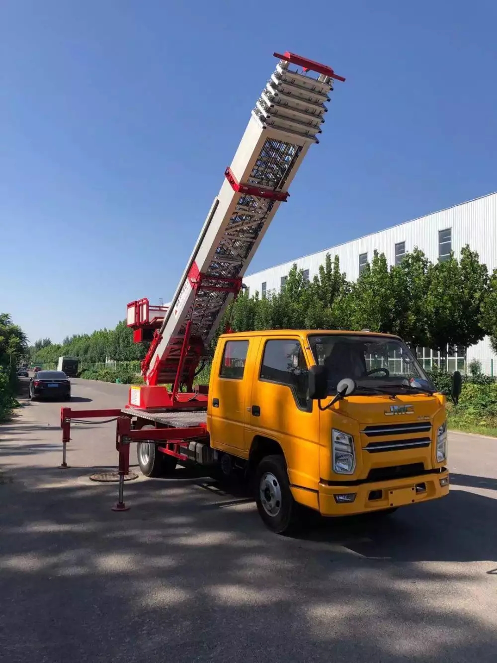 阿坝附近的云梯车出租服务：轻松解决高空作业需求