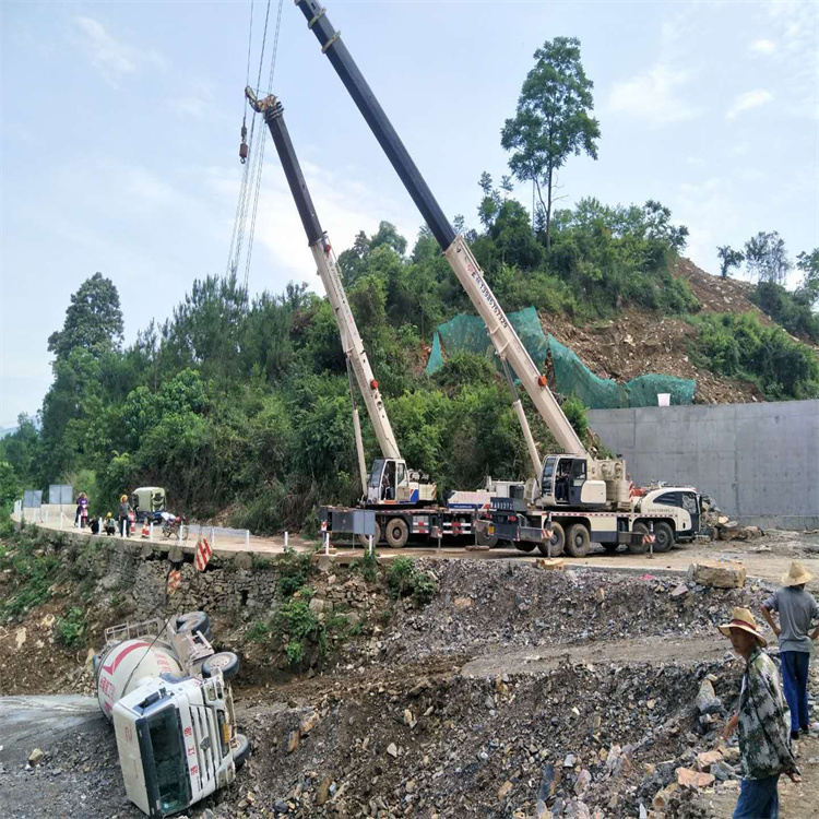 阿坝汽车掉沟里叫吊车救援要多少钱